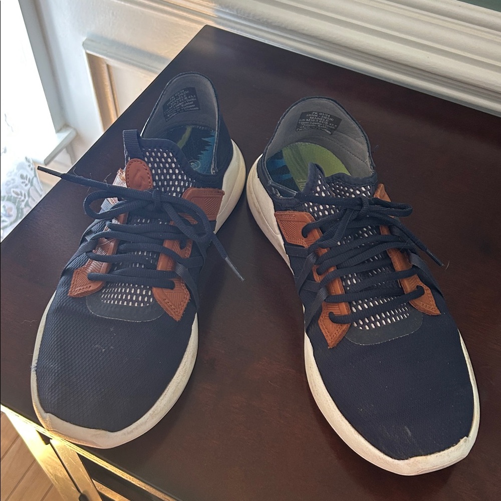 OLUKAI Golf Men's Black and Brown GOLF Shoes. Great condition size 10.5